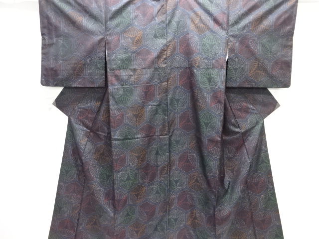 亀甲に菊模様織出し本場泥大島紬着物